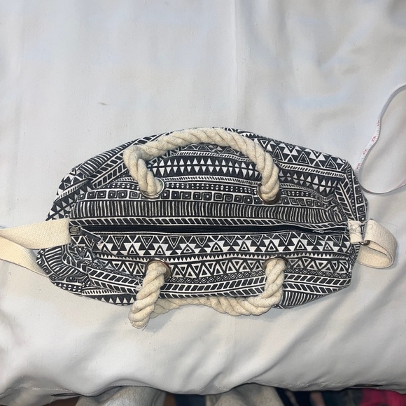 Allover Print Duffle Bag Adjustable Shoulder Strap Two Rope Handles Full Zip - Picture 6 of 7